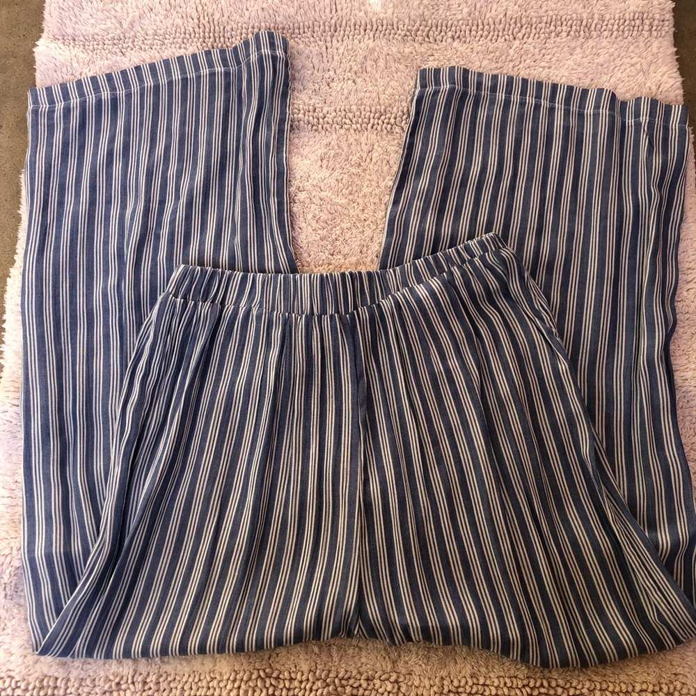 Subdued cropped pants